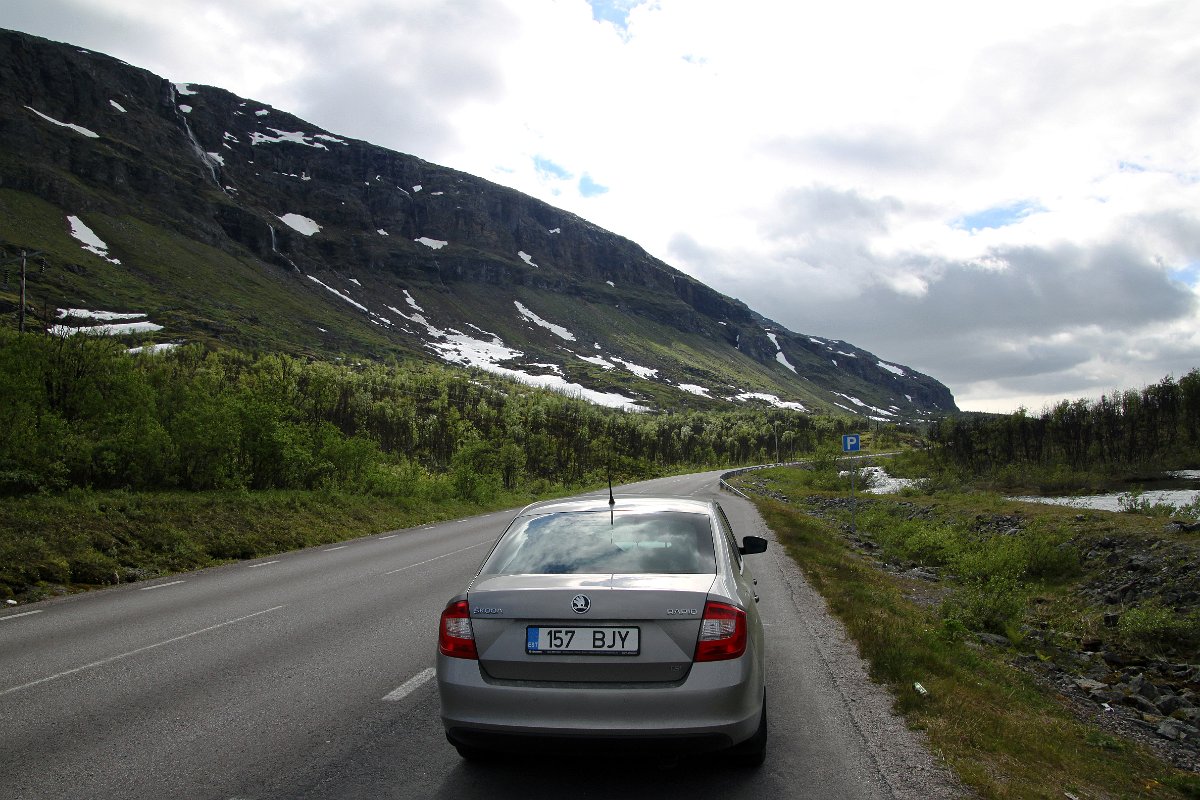 IMG_7768.jpg - Vasakul üks paljudest lume sulamisvee jugadest.