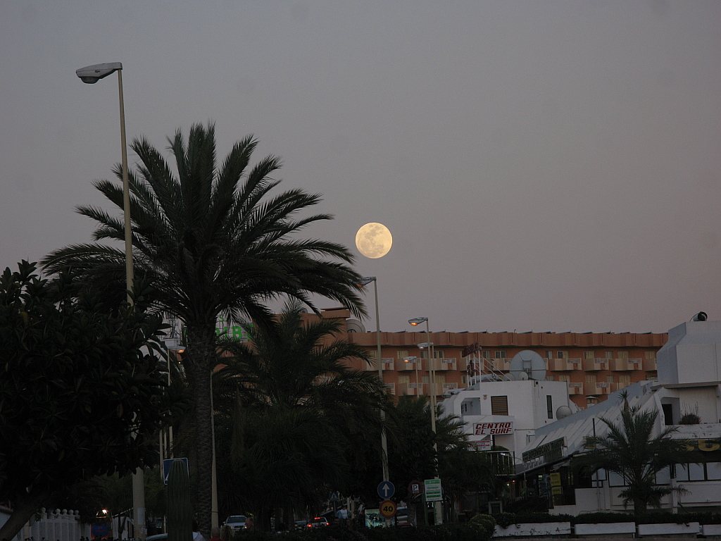 IMG_0070.JPG - Kuu "Caribe" hotelli kohal