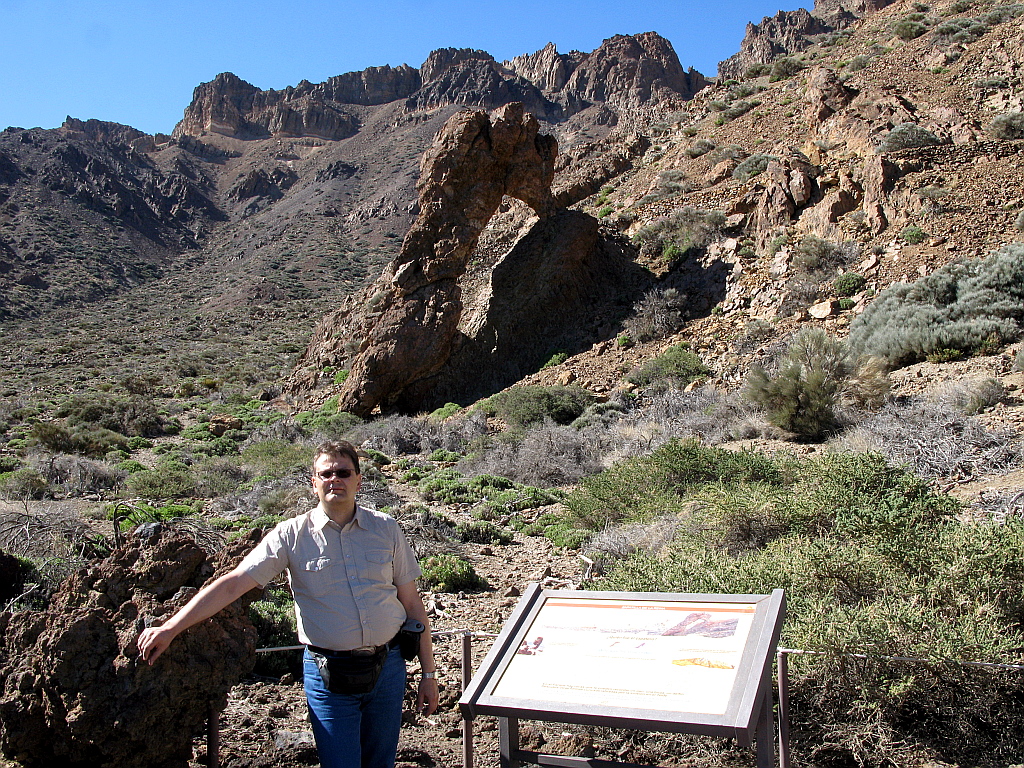 IMG_0094.JPG - Mirador de San Jose, kingakujuline kivimoodustis taustal