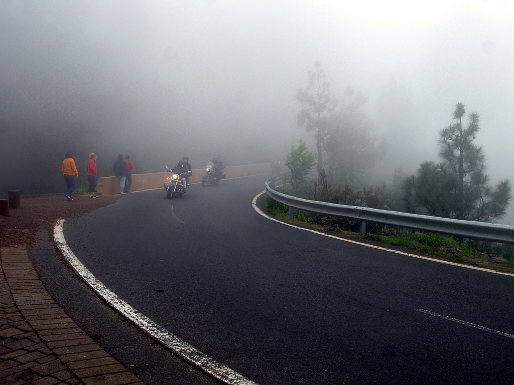 IMG_0154.JPG - Pilve sees laskumisel Teidelt Puerto de la Cruzi poole